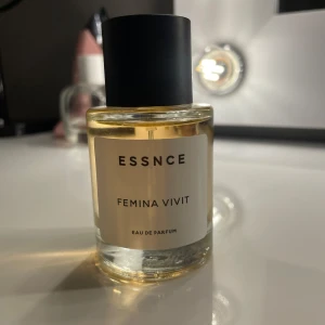 ESSNCE Femina Vivit Eau de Parfum - ESSNCE med doften Femina Vivit endast testad en gång. Nypris 360kr