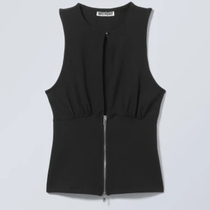 Svart topp från Weekday - Snygg svart topp från Weekday med dragkedja framtill och en liten öppning vid halsen. Helt ny och aldrig använd!😍😍