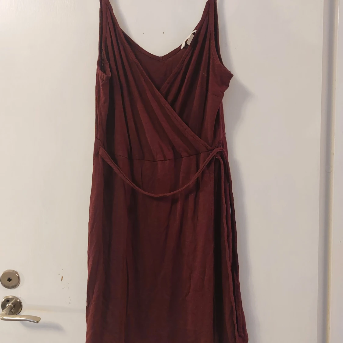 Vinröd omlottklänning från H&M