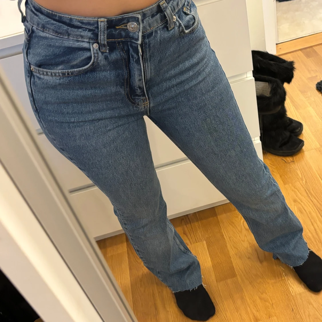 Blå jeans med slits