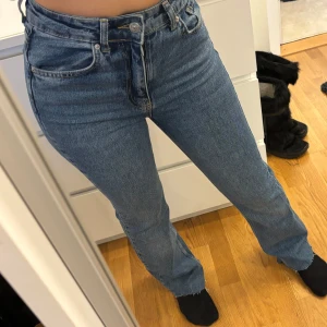 Blå jeans med slits - Snygga blå jeans med hög midja och rak passform. De har en cool slitsdetalj vid bensluten som ger en trendig touch. Och sitter som en smäck bak. Använt endast en gång!