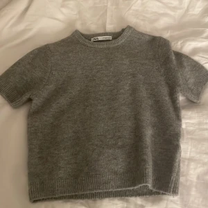 Zara grå tröja💗 - Säljer min jättesöta topp från zara då den är för liten på mig💗Strolek M men passar på nån som har storlek Xs/S💗 nyskick 💗 Nypris:349