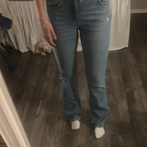 Blå jeans med mid waist  - Snygga blå jeans med hög/mid och en klassisk bootcut. Perfekta för en avslappnad stil. De har en enkel design med fem fickor och knappgylf. Från gina tricot🥰 inte speciellt stretchiga utan väldigt hårda. pris kan diskuteras❤️