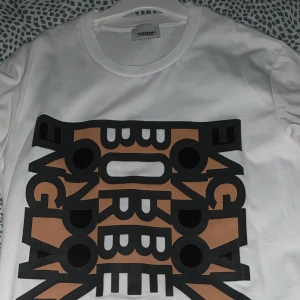 Burberry - Fett helt ny T-shirt från Burberry med unikt tryck perfekt inför sommaren ☀️(pris kan diskuteras vid snabb äfär)