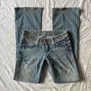 Miss me jeans - Bra skick! Slitna längst ner på benen (första bilden) mått: midjemått rakt över 38 grenhöjd 17,5 benöppning 23 innerbenslängd 81,5cm💗 jag är 180 och brukar ha 38/m
