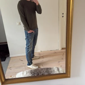 Olivgrön tröja från Bläck - Säljer en stilren olivgrön tröja från Bläck. Tröjan har långa ärmar och en klassisk rund halsringning. Perfekt för en avslappnad look, jag är 185 o väger 73 kg den sitter perfekt 🤩 