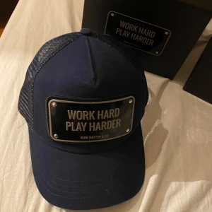 Blå keps från John Hatter & Co - Säljer nu en John hatter keps skick 8/10 ny pris 100 mitt pris 300