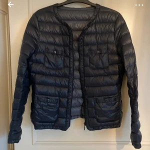 Vårjacka - Jättefin svart dunjacka. Passar både på vår och höst. I jättefint skick, inga defekter. Storlek S men passar även M! 💘