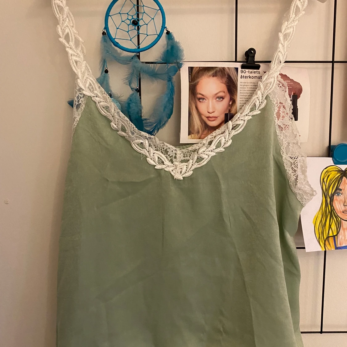 Grön linne med spetsdetaljer