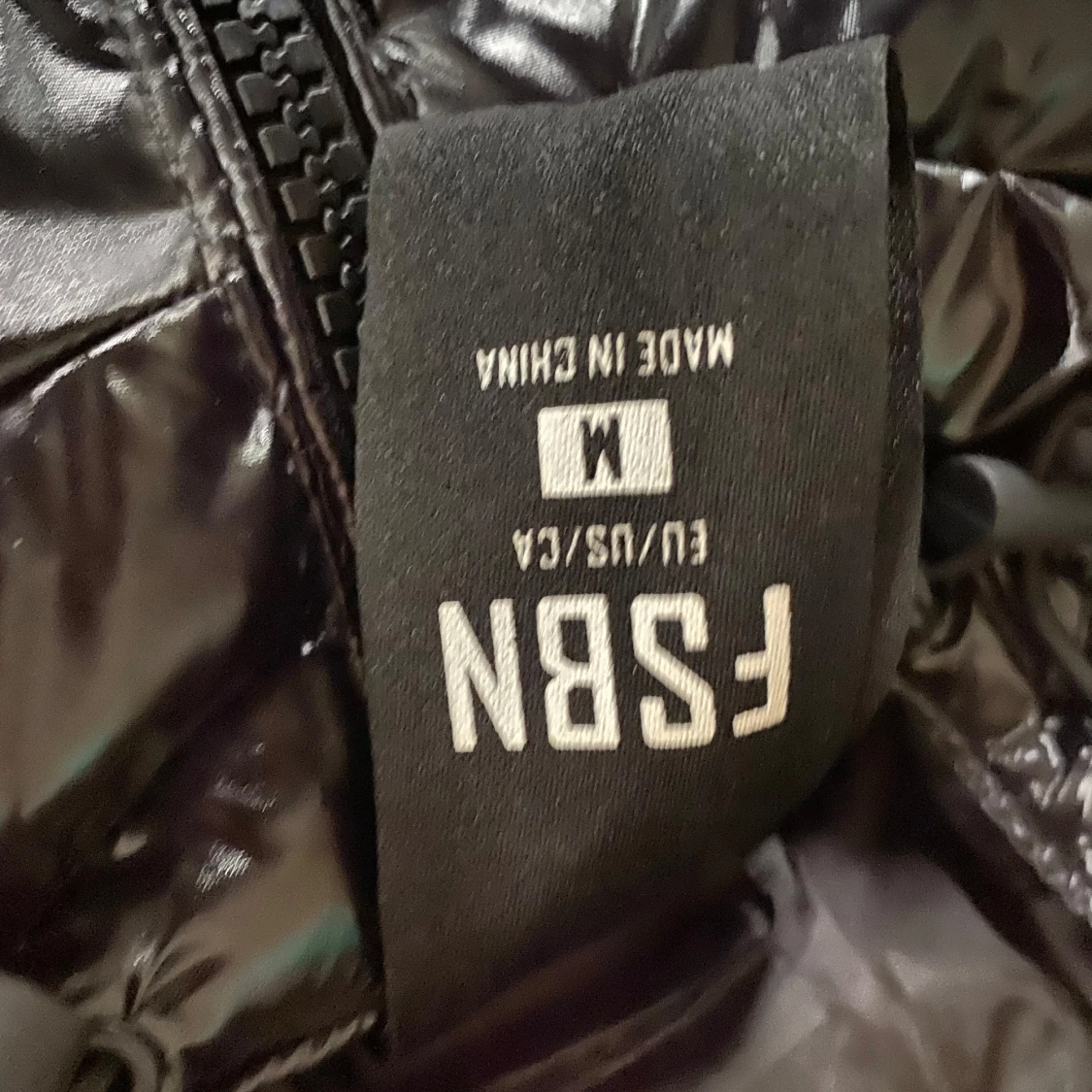 Svart glansig pufferjacka från FSBN - 2