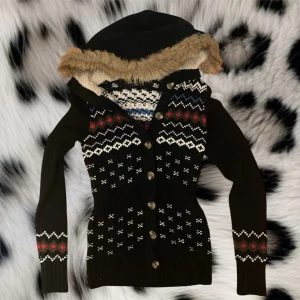 Hoodie med fluff på luvan❤️ - Super fin hoodie/kofta med fluff på luvan och år ifrån märket min milla❤️den sitter med kroppen och är bra kavlité