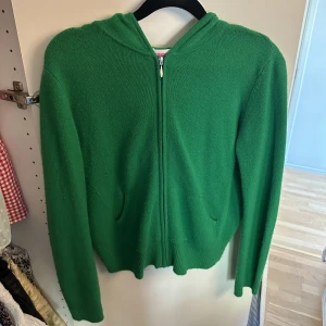 From future  - Säljer min super fina from future tröja i 100% Kashmir. Använd Max 3 gånger så ser helt ny ut, nypris 2000kr!