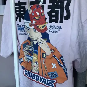 Knappast använd ! Super cool tshirt ganska overzised!  Dma för mått eller fler bilder.  Använd gärna köp nu!