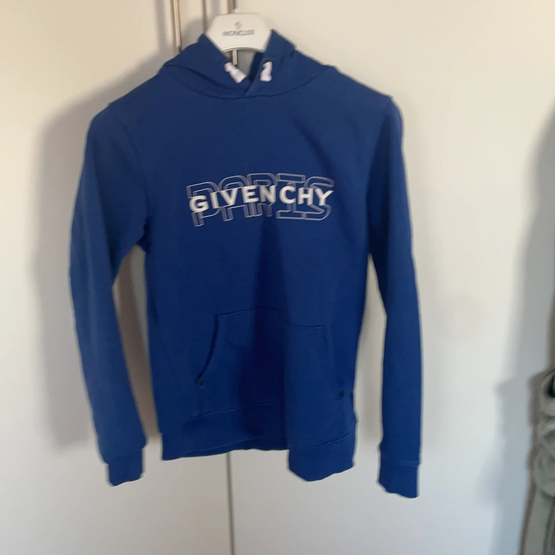 Säljer denna givenchy tröja 