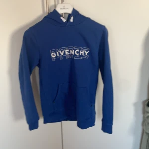 Säljer denna givenchy tröja  - Givenchy tröja med det original trycket på 