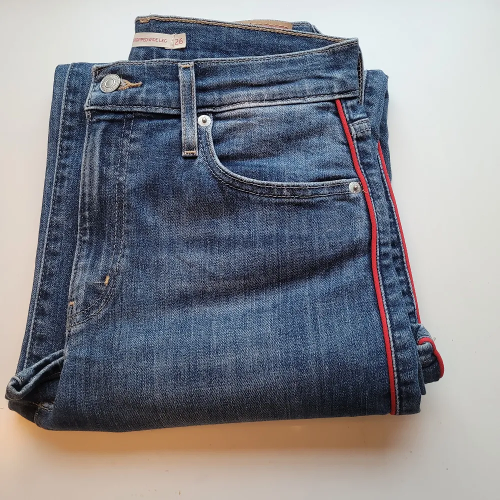 Snygga mörkblåa jeans med röd detalj på sidorna. Innebenslängd är 61 cm. Bra skick🤩. Jeans & Byxor.