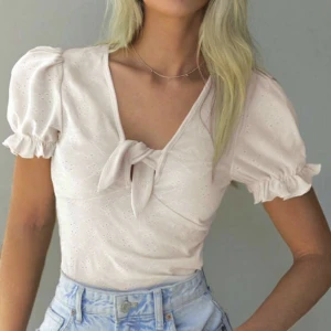 Söt spets topp vit volang puffärm - Helt ny! En söt topp med ”spets” liknande tyg, en krämvit färg. finns i S och M. Den är stretchig så skulle passa xs och L också