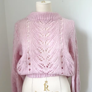 Stickad Tröja - Rosa stickad tröja i storlek 36-38.  Märkestaggen är bortklippt, därför vet jag inte vilket märke som designat plagget eller exakt storlek. Troligen från H&M, Lindex eller liknande. 