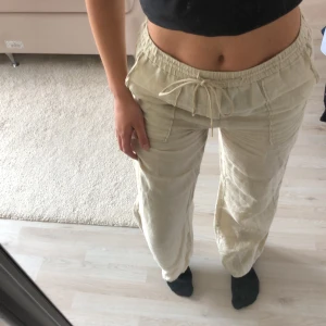 Linnebyxor Zara - Världens finaste linnebyxor från Zara🫶🫶 Storlek s och passar mig som är ca 170 lång. 