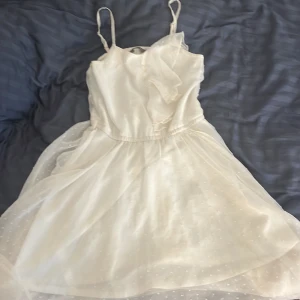 Skolavslutnings klänning  - Säljer denna fina vita klänningen från Lindex❤️ Säljer pga att den är för liten. Den passar bra till skolavslutningen tex.❤️