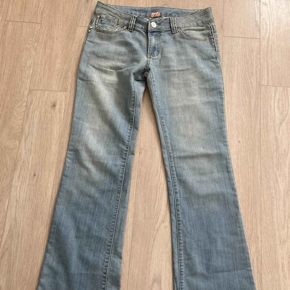 Ursnygga lågmidjade jeans med sötaste trycker på både backfickor och liten framficka. Helt nya då de var för stora och för långa för mig. Midjemått: 41 längd: 101 innerbenslängd: 80. Jeans & Byxor.