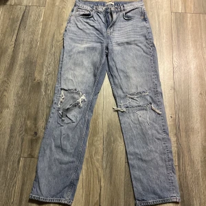 Straight leg jeans med hål - Jättefina jeans, har varit mina favoriter. Sitter tajt om låren och vid höfterna om man har större lår. trasiga hål men de ser fortfarande fint ut.