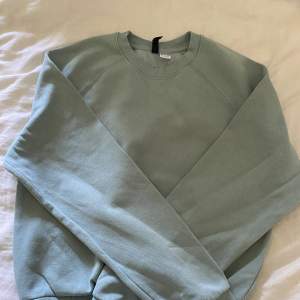 En blågrön tröja 