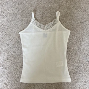 Spetslinne❤️ - Säljer nu detta spetslinne ifrån okänt märke ❤️ köpte den här på Plick💘