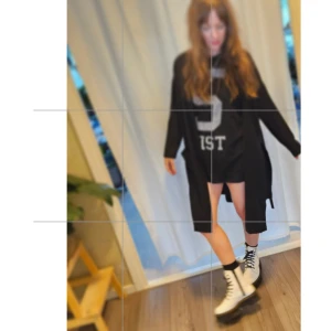 Vita Dr Martens, Jadon  - Vita, veganska Dr Martins JADON Använda endast två gånger pga fel storlek.  Helvita med svart snörning, dragkedja på höger sida och platå. Nästintill nya!  Storlek; EU 37 (4 UK) (5 US M) (6 US L)