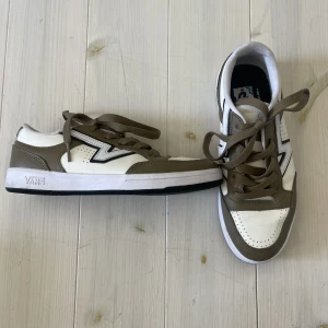 VANS  - Nästintill helt oanvända VANS i storlek 37