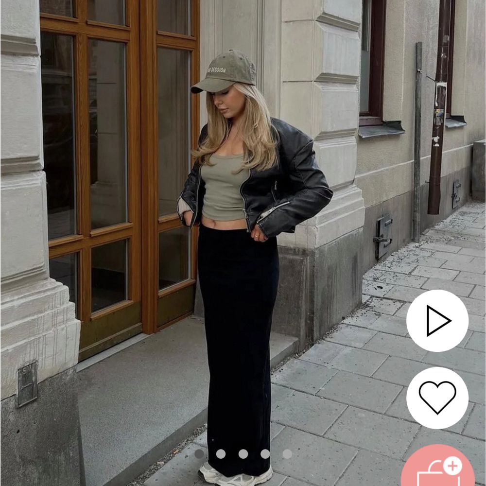 Lång kjol med slit på baksidan. Helt ny, oanvänd. . Kjolar.