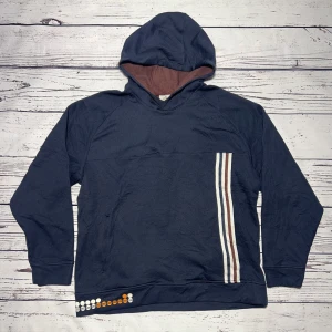 Adidas Hoodie Blå - Märke: Adidas Typ: Hoodie Färg: Blå Kroppstyp: Unisex Skick: Mycket Bra   Sparande av miljö  30x  lägre utsläpp jämfört med ny vara Sparat vatten ca 3950 liter Sparat CO2 ca 6.8 kg