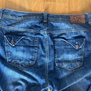 Jeans med fickor. Rekommenderar skärp, knappt använda 