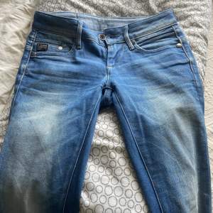 Säljer dessa lågmidjade jeans från G-Star Raw. Köpta från Sellpy där det står att dem är storlek M men säljer då dem är för små för mig, så skulle nog säga att dem passar XS-S💗  För mer info/bilder kom privat!  Innerbenslängd: 84 cm  Midjemått: 74 cm