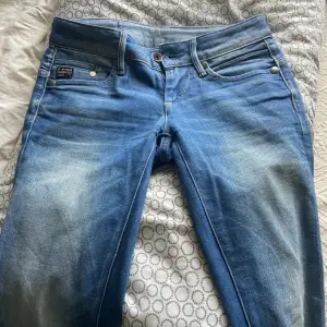 Säljer dessa lågmidjade jeans från G-Star Raw. Köpta från Sellpy där det står att dem är storlek M men säljer då dem är för små för mig, så skulle nog säga att dem passar XS-S💗  För mer info/bilder kom privat!  Innerbenslängd: 84 cm  Midjemått: 74 cm