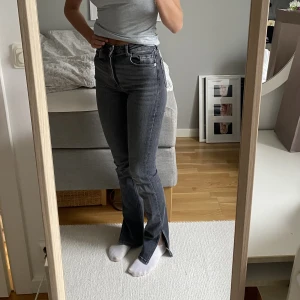 Grå jeans med slits - Grå jeans från zara med slits