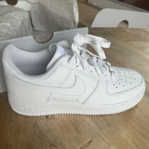 Nike air force 1 ’07 - Säljer ett par helt nya Air force då dom va lite för stora för mig. Ligger i kartongen och endast ena skon är testad en gång.  1200kr inkl frakt
