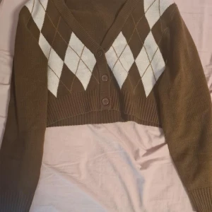 Kort kofta från H&M - Knappt använd så den är i bra skick, finns katt i hemmet