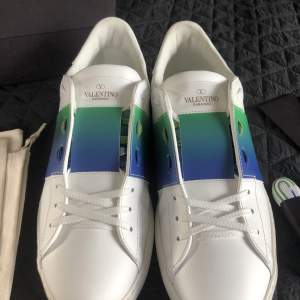 Valentino Garavani open sneaker  All og Toppskick! (9,5/10) Testade 1 gång  Size 44  Snabb affär uppskattas 