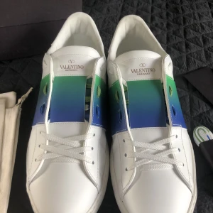 Valentino Garavani Open  - Valentino Garavani open sneaker  All og Toppskick! (9,5/10) Testade 1 gång  Size 44  Snabb affär uppskattas 