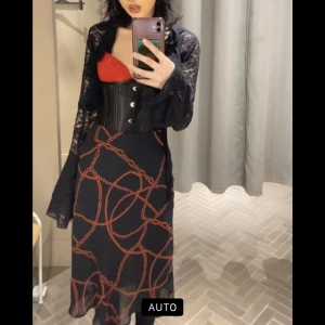 röd kjol - säljer min fina röda kjol. Köptes från humana och använd endast en gång. Är mycket rödare irl än på bilderna, strl Xs-S, köpare står för frakt❤️