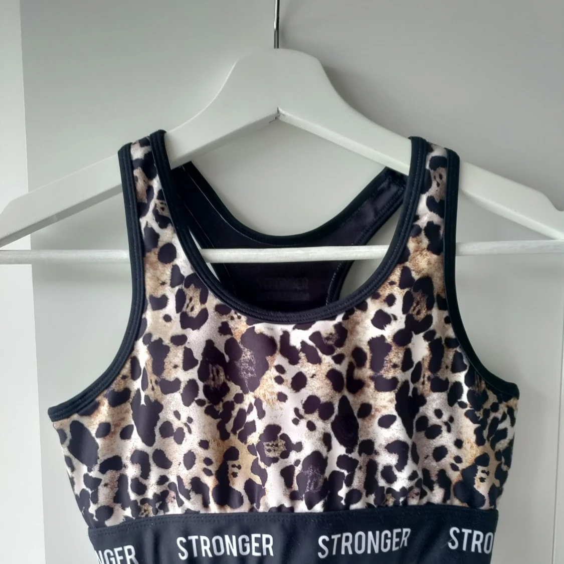 Stronger sporttopp leopard