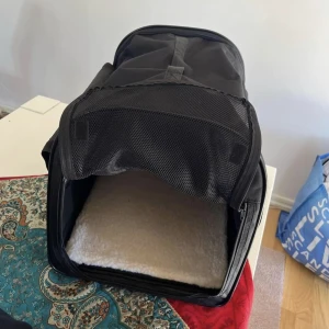 Hund/Katt bur - Säljer nu min lilla hund/katt bur pga försäljning av hund. Ej använd köptes för ungefär 1,5 år sedan. Frågor eller funderingar Dm. 