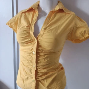 Kortärmad skjorta topp  - Snygg skjortliknande kortärmad topp, så snygg passform. Storlek 36. Har en liten fläck (bild 3). Säljs helst genom köp nu 💋