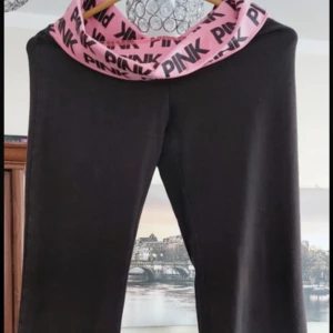 VS PINK - hejj undrar om någon är intresserad av dessa?? lägg gärna egna bud❤️ VS PINK YOGAPANTS