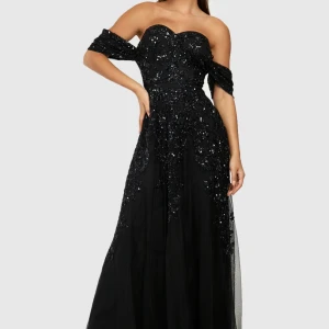 festklänning - Säljer pga felköp, en svart långklänning med detaljer på. Köpt för 1300 men säljer för 700kr. Pris går att diskutera. (Lånad bild)