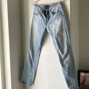 Levis 511 lågmidjade - Säljer dessa 511 då dom inte passar längre tyvär, sitter som en xs/s. Långa i modellen