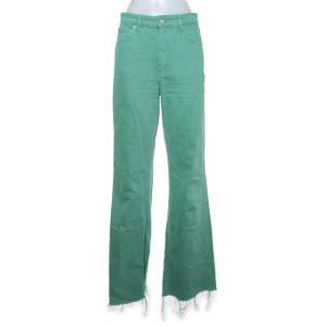 Supercoola gröna jeans från Zara. Bra i längden för mig som är 175 cm lång. Bra skick!  Kan mötas upp i Stockholm annars står köpare för frakten!
