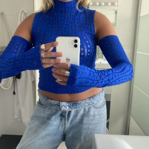 Jaded London topp - Klarblå långärmad med hål från Jaded London. Använt 2 gånger 