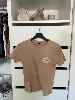 Beige T-shirt med tryck - Knappt använd T-shirt från Gina tricot